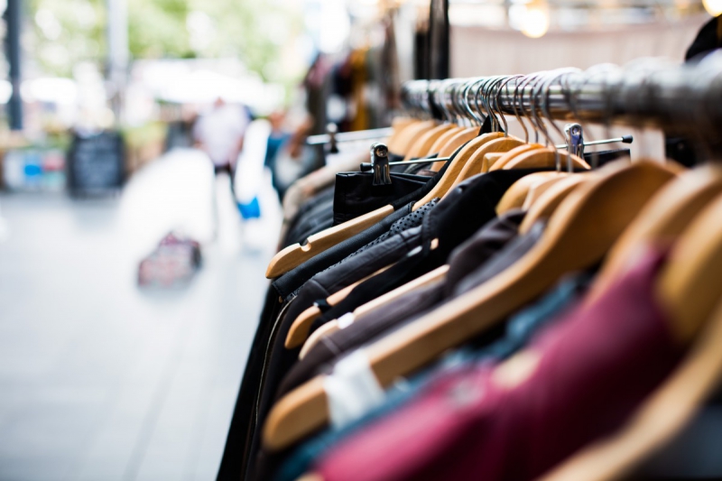 vitrine-MASSOINS-min_blur_close_up_focus_hanger_jacket_market_people_rack-1176303
