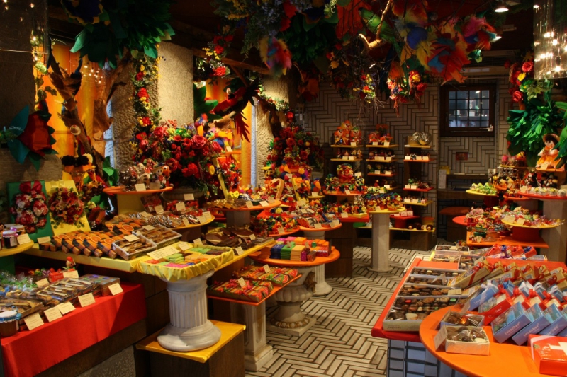 vitrine-MASSOINS-min_candy_store_chocolate_shop_chocolate_switzerland-393515