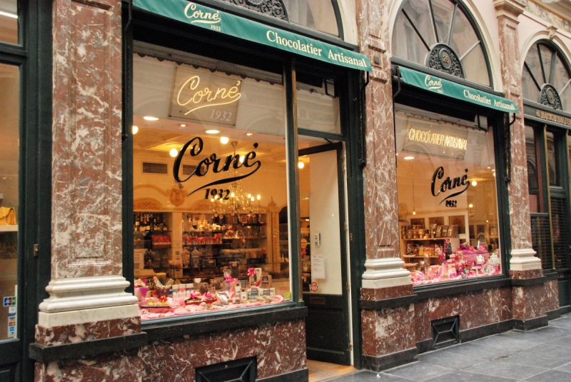 vitrine-MASSOINS-min_chocolate_chocolaterie_shop_luxury_chic_gallery_brussels_belgium-558146