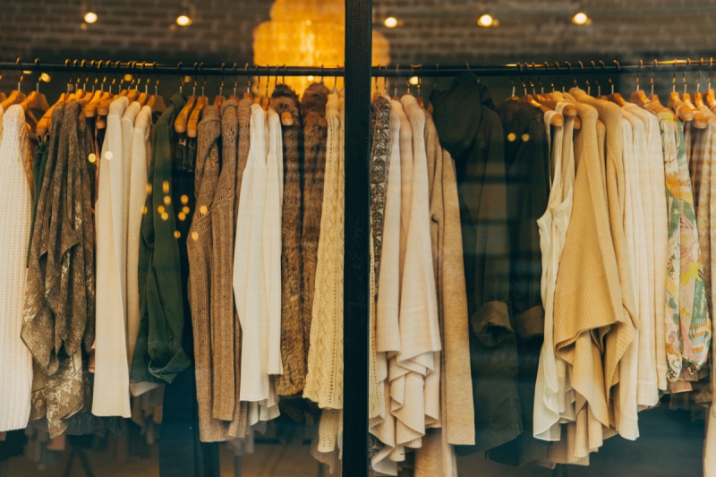 vitrine-MASSOINS-min_clothe_fashion_store_shop_window_store_front-21277