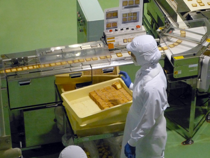 vitrine-MASSOINS-min_japan_sapporo_chocolate_factory_label_packaging_cookie_machine_operator-961505